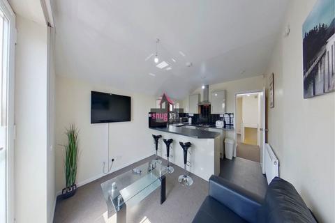 3 bedroom flat to rent, Bolton Road, Salford, Manchester