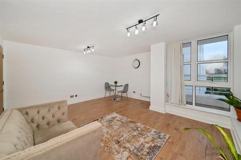 2 bedroom apartment for sale, Barrier Point Road, London, E16