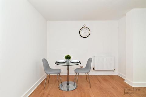 2 bedroom apartment for sale, Barrier Point Road, London, E16