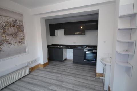 2 bedroom flat to rent, Davyhulme Road East, M32 0DW