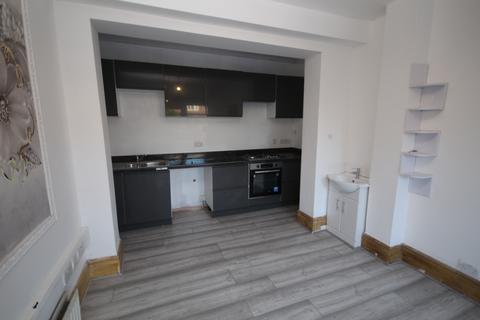 2 bedroom flat to rent, Davyhulme Road East, M32 0DW