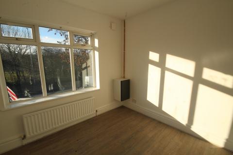 2 bedroom flat to rent, Davyhulme Road East, M32 0DW