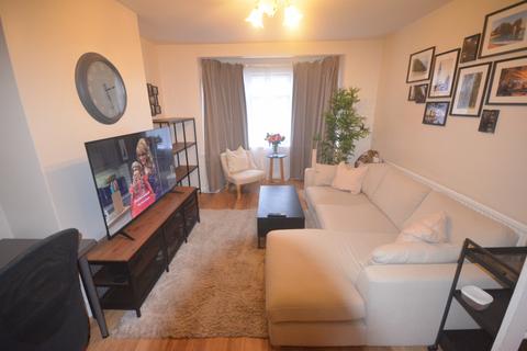 2 bedroom flat to rent, Ilford, IG1