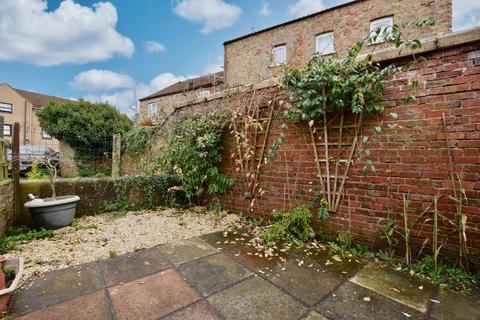 2 bedroom terraced house to rent, Chapmangate, Pocklington