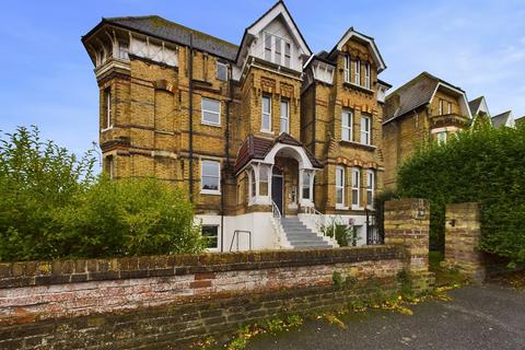 2 bedroom apartment to rent, Manor Road, Folkestone