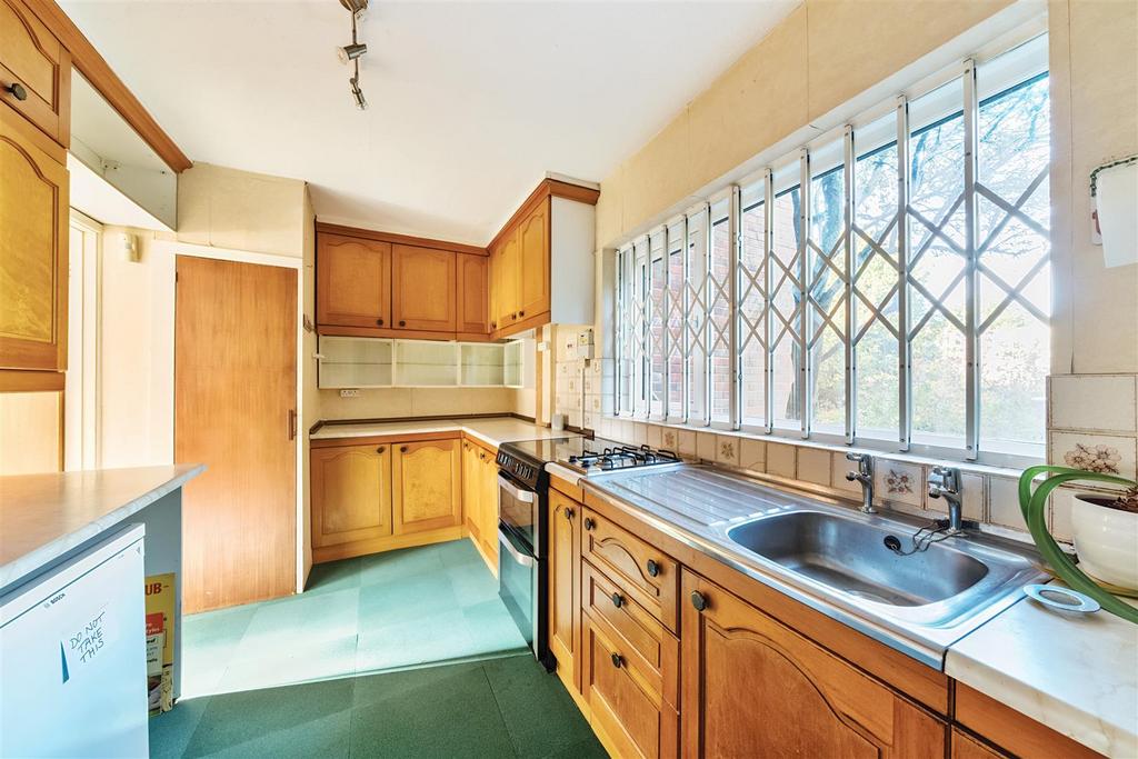 https://media.onthemarket.com/properties/16167660/1519344322/image-1-1024x1024.jpg