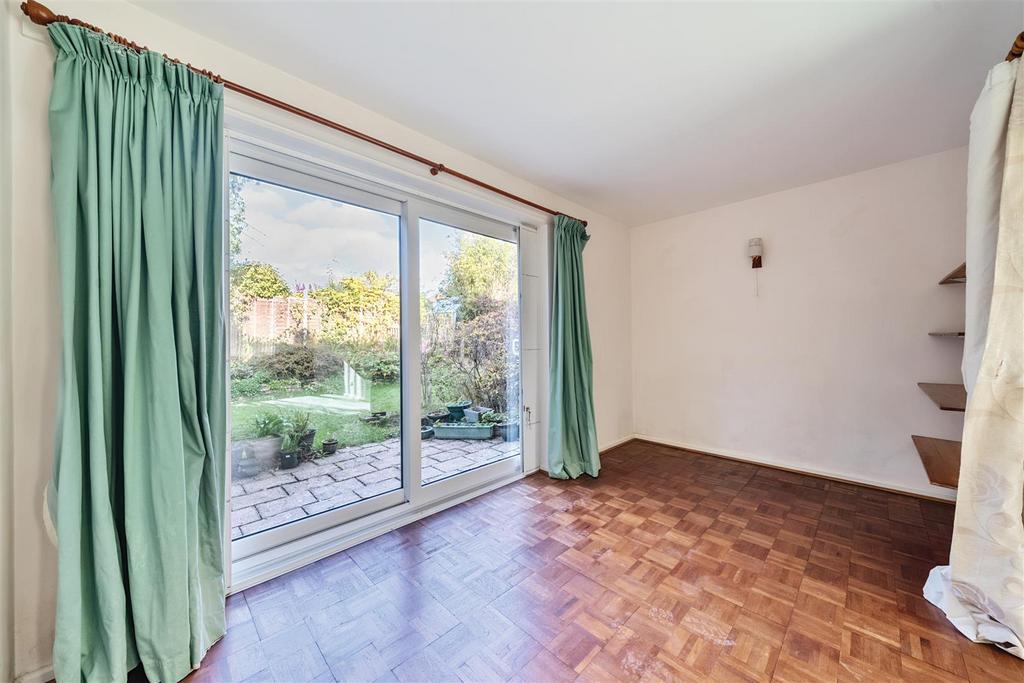 https://media.onthemarket.com/properties/16167660/1519344322/image-5-1024x1024.jpg