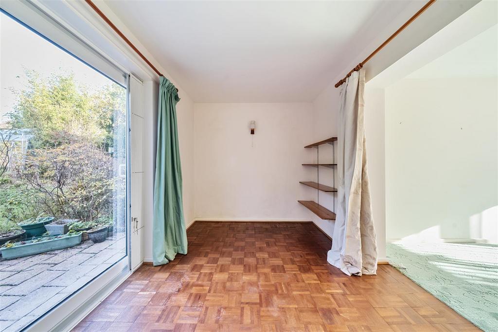 https://media.onthemarket.com/properties/16167660/1519344322/image-6-1024x1024.jpg