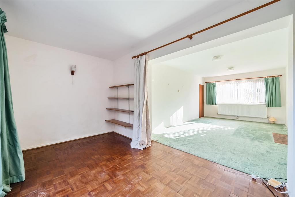 https://media.onthemarket.com/properties/16167660/1519344322/image-7-1024x1024.jpg