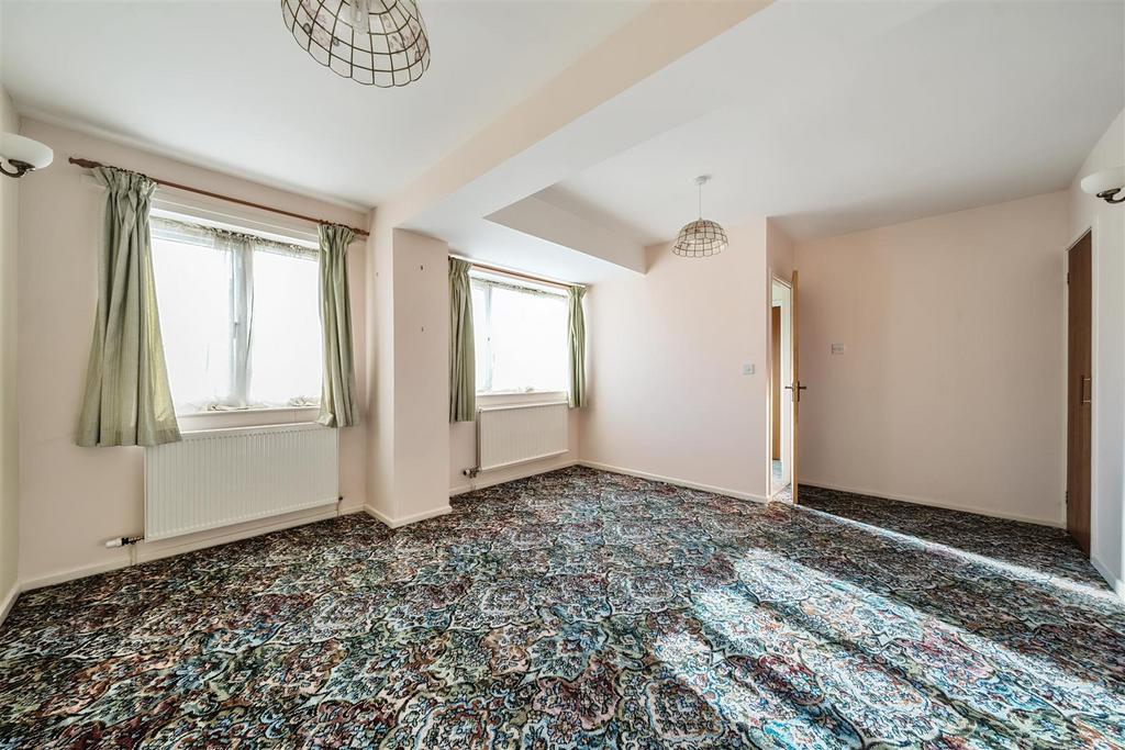 https://media.onthemarket.com/properties/16167660/1519344322/image-8-1024x1024.jpg