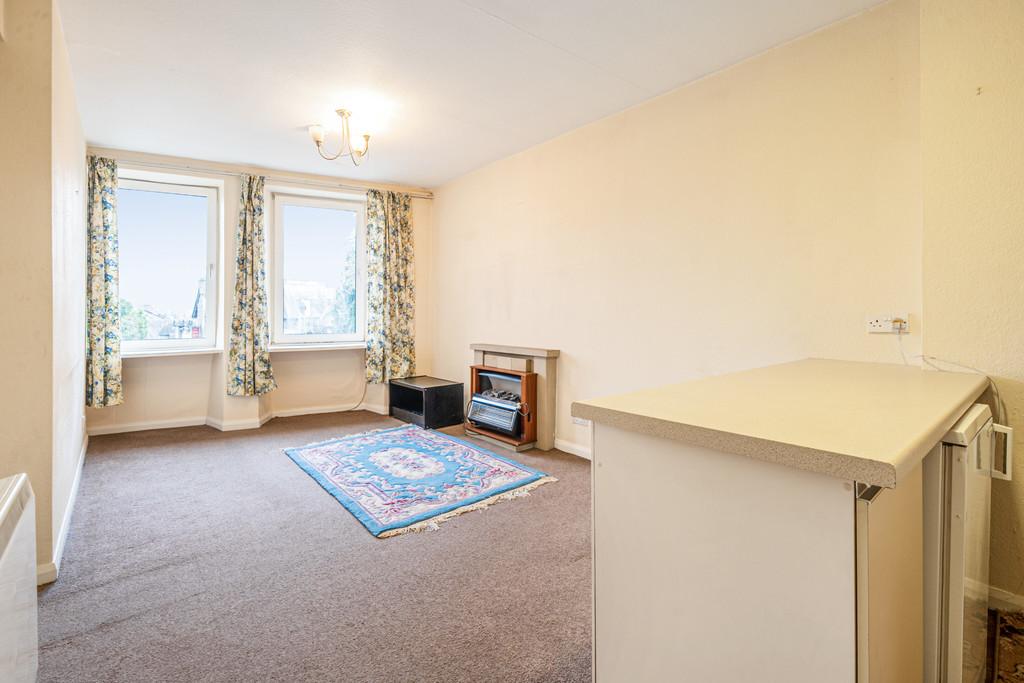 Open plan living room/kitchen