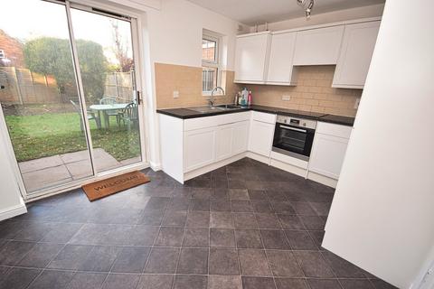 3 bedroom semi-detached house to rent, Swinbrook Way, Shirley B90