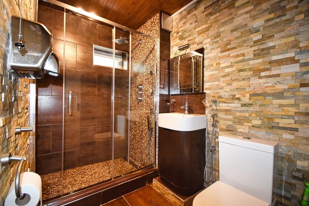 Bathroom 1 (1)