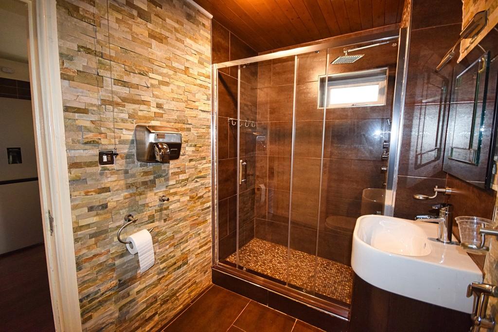 Bathroom 2 (1)