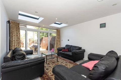 4 bedroom end of terrace house to rent, Falcon Grove, London, SW11