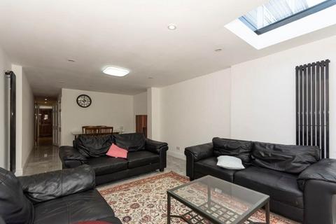 4 bedroom end of terrace house to rent, Falcon Grove, London, SW11