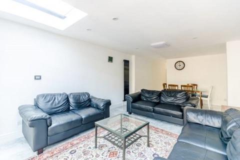 4 bedroom end of terrace house to rent, Falcon Grove, London, SW11