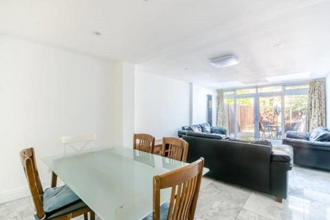 4 bedroom end of terrace house to rent, Falcon Grove, London, SW11