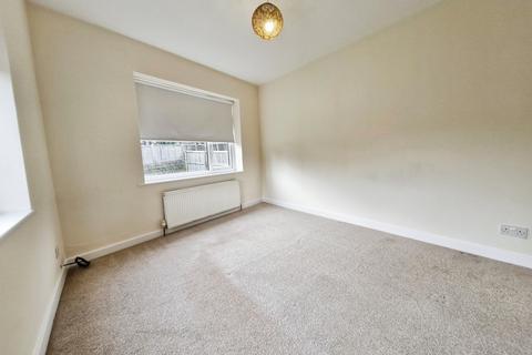 2 bedroom apartment to rent, Hawksworth Road, Leeds LS18