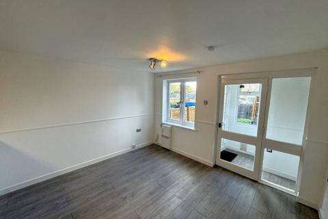 1 bedroom terraced house to rent, Shellfield Close, Stanwell Moor TW19