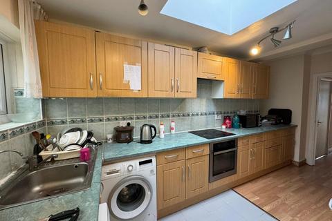 5 bedroom terraced house to rent, Overton Road, London