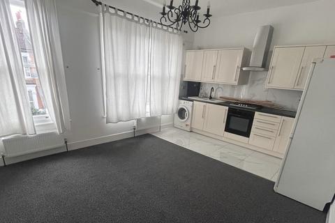 2 bedroom flat to rent, Raleigh Road, London N8