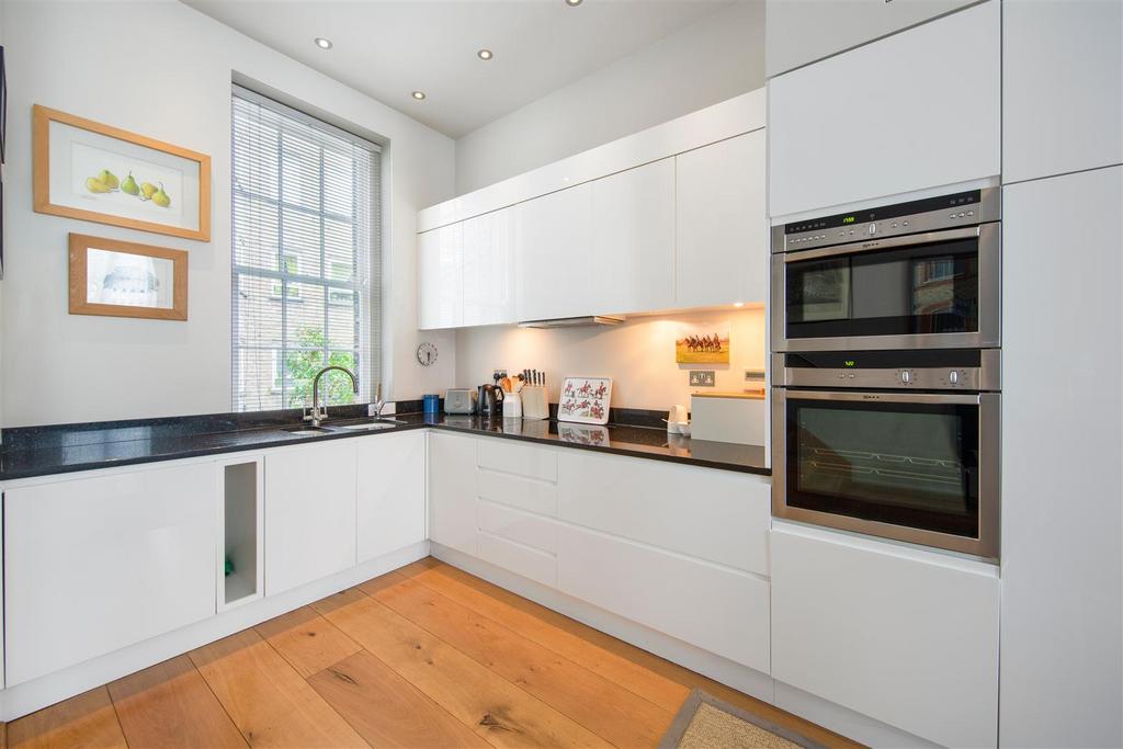 52 Moreton St Kitchen3.jpg
