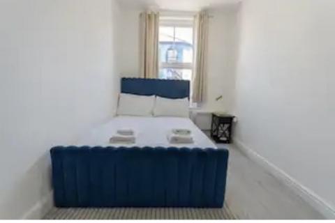 2 bedroom flat to rent, High Road, London N12