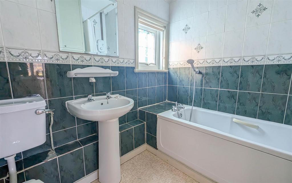 Bathroom 1.jpg