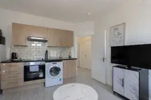 1 bedroom flat to rent, High Road, London N12