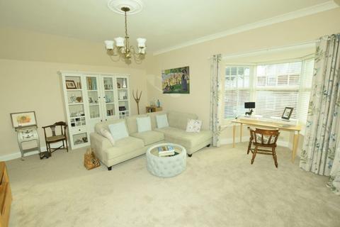 2 bedroom flat for sale, Holbeck Hill, Scarborough YO11