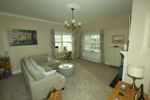 2 bedroom flat for sale, Holbeck Hill, Scarborough YO11