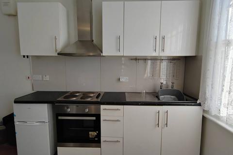 Studio to rent, Staverton Road, London NW2