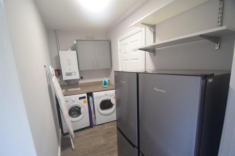 4 bedroom terraced house to rent, 16 Chetwynd End