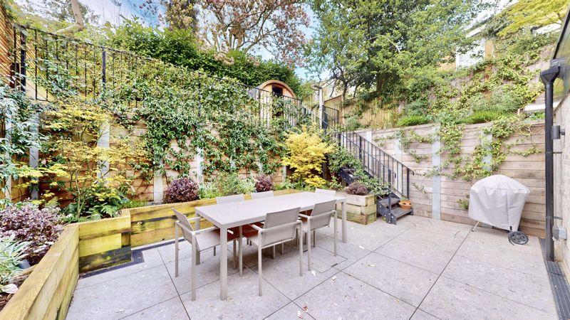 Lower garden deck 2