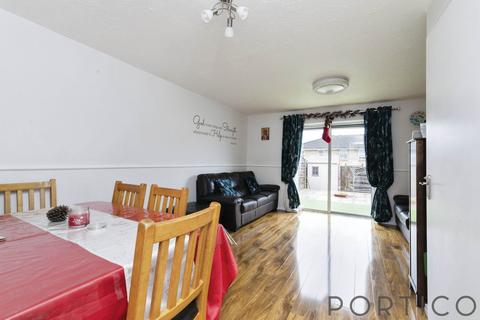 3 bedroom terraced house to rent, Bradymead, Beckton