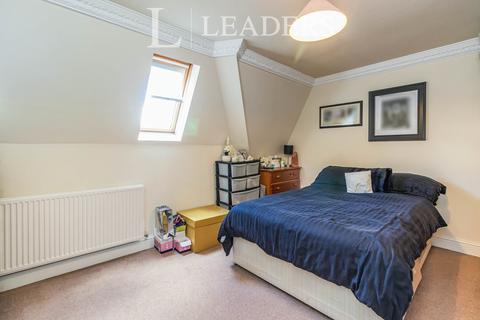 3 bedroom flat to rent, Colston Road, East Sheen