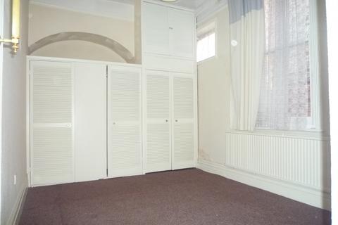 2 bedroom flat to rent, London Road, North End