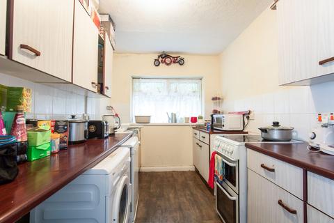 2 bedroom flat to rent, London Road, North End