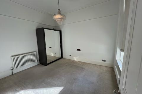 2 bedroom flat to rent, St. Andrews Square, Surbiton, KT6