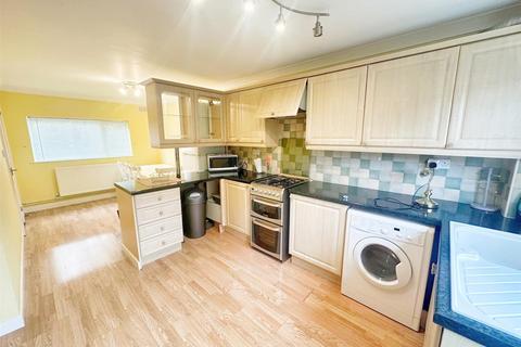 3 bedroom terraced house to rent, Brookside, Hodge Lea