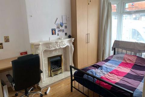 4 bedroom terraced house to rent, Tiverton Road, Selly Oak, Birmingham B29 6DA