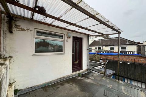 3 bedroom maisonette to rent, High Street, Hampshire PO12