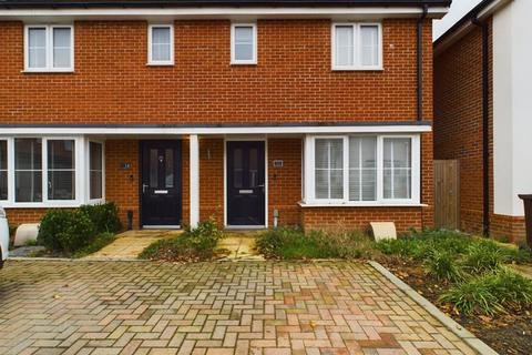 3 bedroom semi-detached house to rent, Lytham Close, Chatham