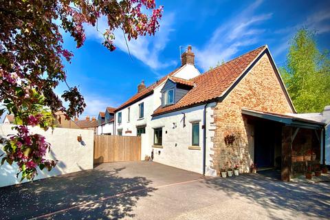 5 bedroom detached house for sale, Central Wells, Five bedroom detached with parking for three cars and south facing garden