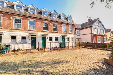 4 bedroom terraced house to rent, Frinton-on-Sea CO13