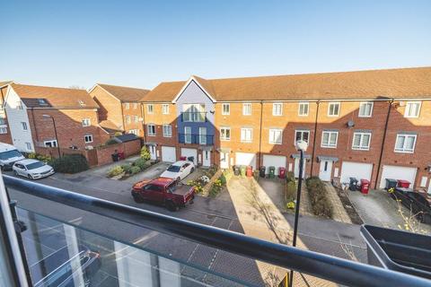 2 bedroom flat for sale, Chadwick Road, Langley, SL3 7FU