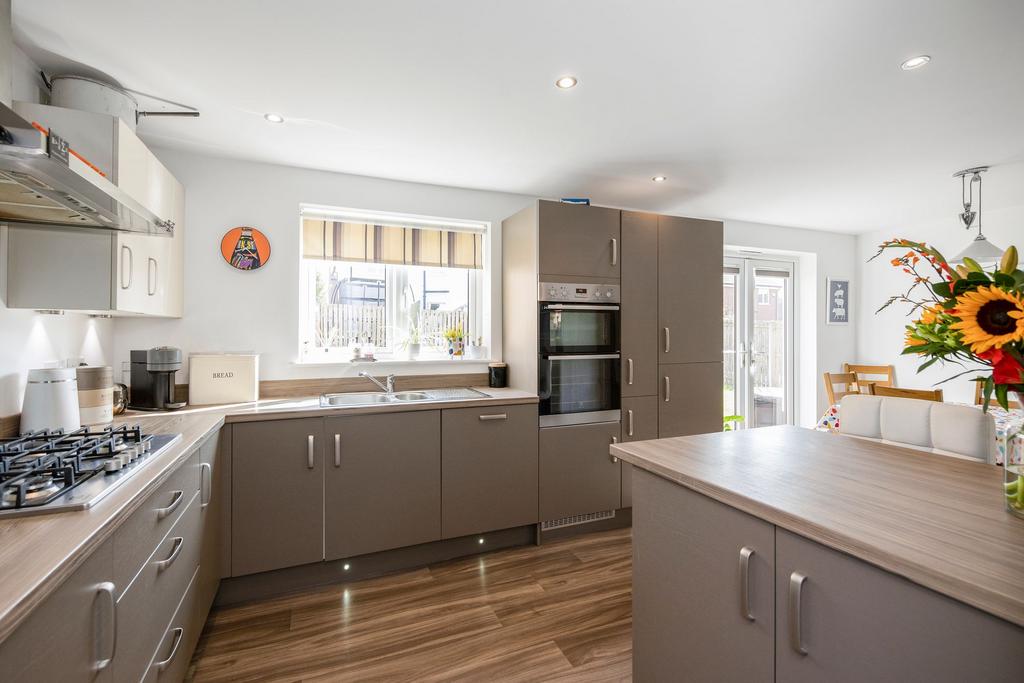 Fitted Kitchen/Breakfast Room