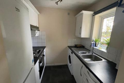 1 bedroom terraced house to rent, 5C GROVE ROAD CR4 MITCHAM EASTFIELDS