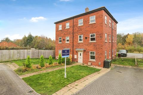 2 bedroom terraced house for sale, Asket Garth, West Yorkshire LS14